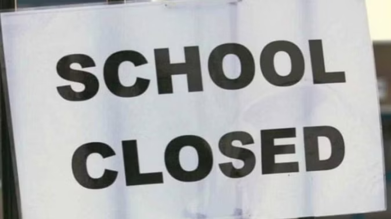 School Closed: सर्दी-कोहरे के कारण नर्सरी से 12वीं तक के स्कूलों में बढ़ाई गई छुट्टी, जानें कब तक रहेंगे बंद