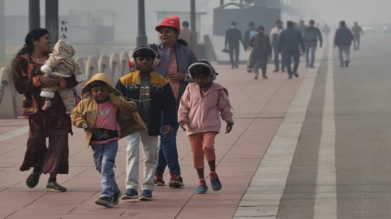 Delhi Weather: कोहरे के कारण कई रेल और उड़ान प्रभावित, राजधानी में आज यलो अलर्ट