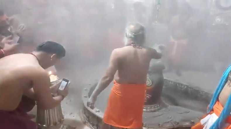 Ujjain Mahakal Mandir: साल के अंतिम दिन भव्य तरीके से हुई महाकाल की भस्म आरती, शिव भक्तों की लगी भीड़