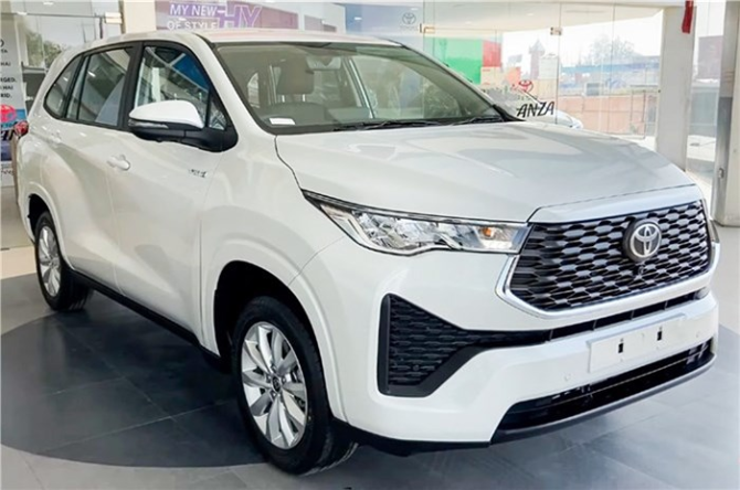 Innova Hycross Price Rise: इनोवा ने साल में तीसरी बार बढ़ाया कार का दाम, फिर भी नहीं घटा क्रेज