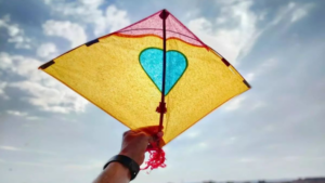 Kite Flying Precautions: मकर संक्रांति पर पतंग उड़ाते समय बरतें ये सावधानियां, नहीं होगा कोई नुकसान