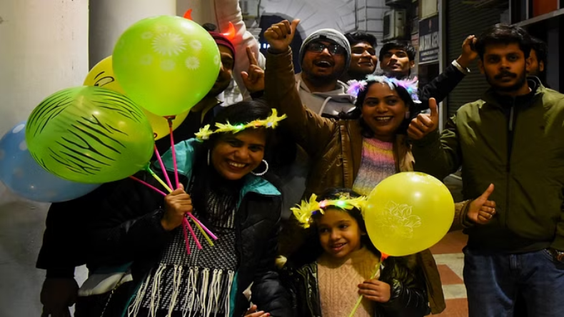 New Year Celebrations: नए साल का देखने को मिला दिल्ली के लोगों में उत्साह, मंदिरों में नए साल की पहली आरती