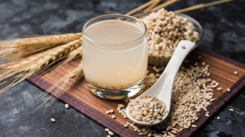 Barley Water Benefits: डायबिटीज के मरीजों के लिए बेहद लाभकारी है जौ का पानी, जानें इसके फायदे