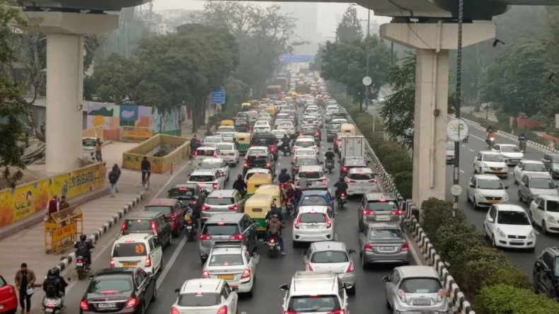 Delhi Traffic News: आज विजय चौक पर बीटिंग रिट्रीट, सड़कों पर सुबह से लगी वाहनों की लंबी कतारें