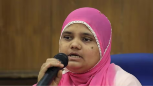 Bilkis Bano Case: सुप्रीम कोर्ट के फैसले पर बिलकिस बानो के घर खुशियों का माहौल, फोड़े गए पटाखे