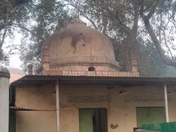 Mehrauli Masjid Rubble: पल भर में ढह गई 700 साल पुरानी मस्जिद, मलबे का भी नहीं मिला नामोनिशान