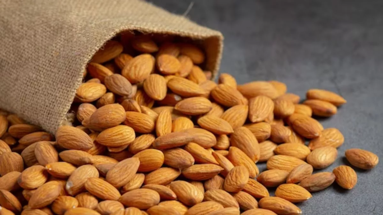 Almond Benefits: सेहत से लेकर त्वचा तक के लिए लाभदायक है बादाम, जानें रोजाना खाने के फायदे