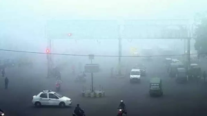 UP Weather: मौसम के बदले मिजाज, लखनऊ समेत आसपास के क्षेत्रों में भारी कोहरा