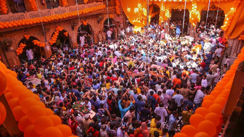 Banke Bihari Mandir Vrindavan: भक्तों की भारी भीड़ से चीखने लगे महिलाएं और बच्चे, दर्शन के लिए लगी 1.5 KM लंबी लाइन