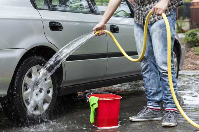 Car Washing: कर्नाटक में कार धोने पर 5,000 रुपये का जुर्माना, ये है वजह