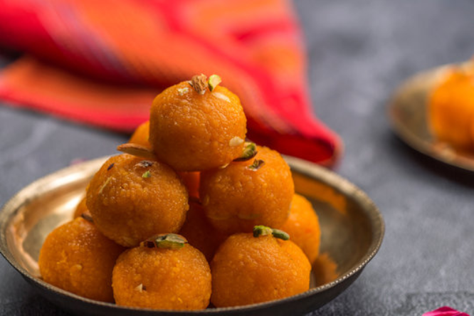 Motichoor Ladoo: बिना हाथ लगाए बनकर तैयार हुए गोल-गोल लड्डू, ऑटोमेटिक मशीन की मदद से हुए तैयार