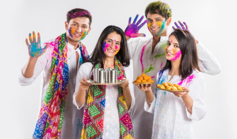 White Clothes On Holi: क्या आपको पता है कि होली के दिन लोग क्यों पहनते हैं सफेद कपड़े? जानें वजह