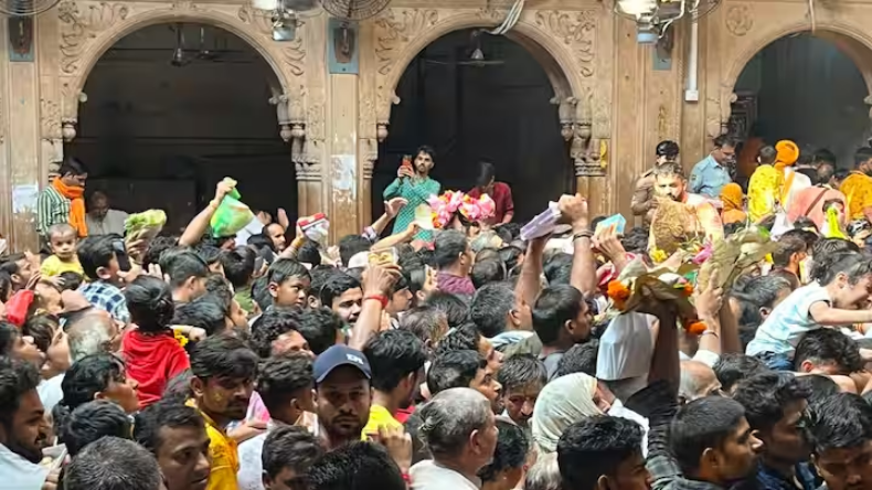 Banke Bihari Temple: होली से पहले बांके बिहारी मंदिर की व्यवस्था धस्त, भीड़ का बढ़ रहा है दबाव