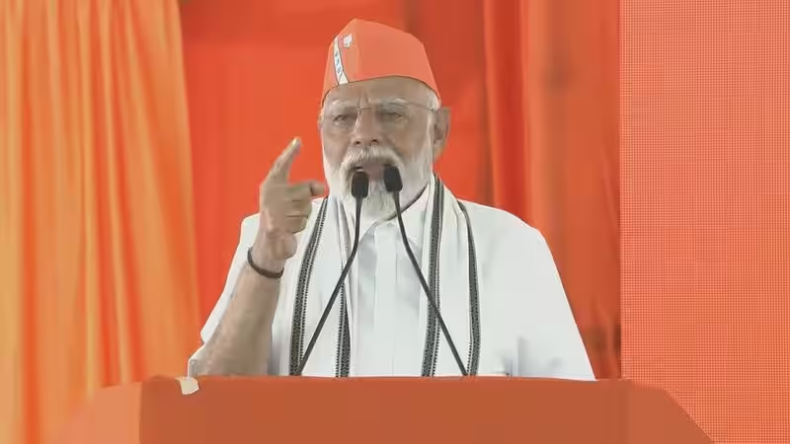 PM Modi: सूरत में गरजे पीएम मोदी, मैं आप में ही अपना परिवार देखता हूं, आपसे अलग…