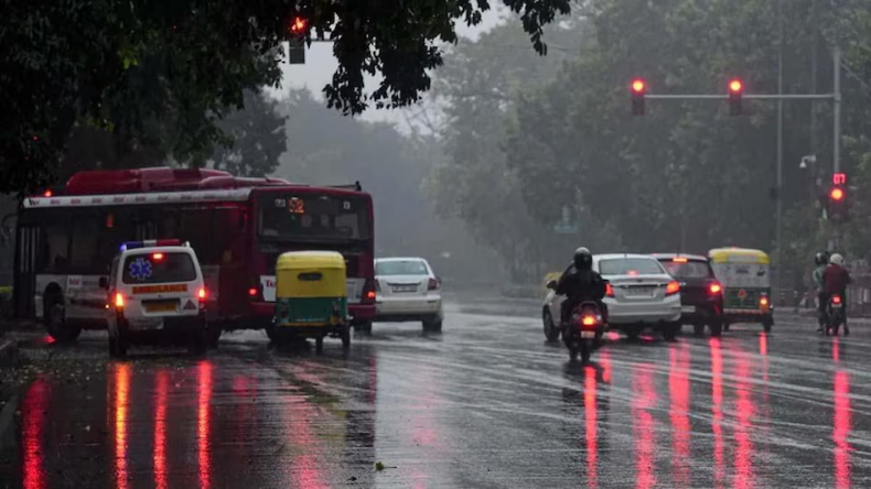 Delhi Weather: दिल्ली एनसीआर में मौसम ने ली करवट, हल्की बूंदाबांदी के साथ ओले भी गिरे