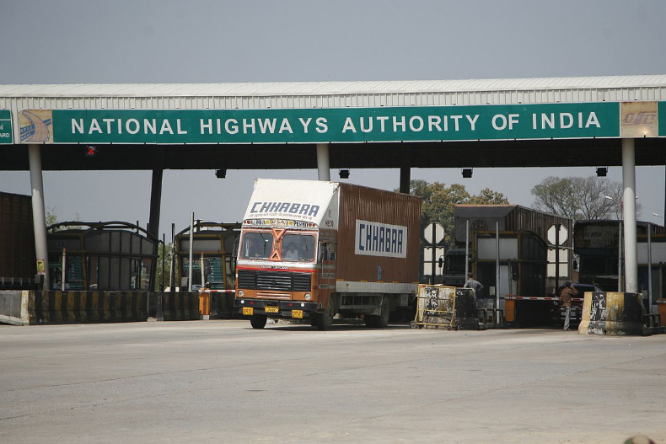 Toll plaza: इस महीने के बाद से हाईवे पर चलना हो जाएगा और महंगा, जानें क्या होंगी नई दरें?