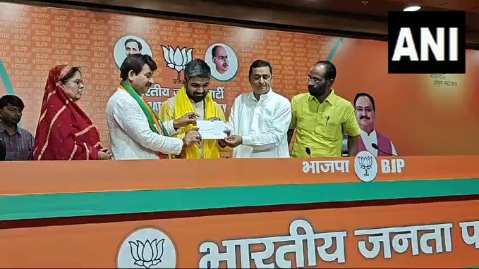 BJP में शामिल हुए मनीष कश्यप, मनोज तिवारी ने दिलाई पार्टी की सदस्यता