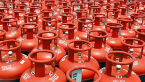 LPG Price: अप्रैल के पहले दिन तेल कंपनीयों ने दी सौगात, घटाईं कमर्शियल और एफटीएल सिलेंडरों की कीमतें