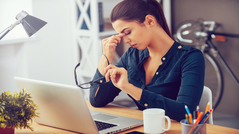 Long Sitting Risks: अगर आप घंटों एक ही जगह पर बैठकर काम तो ये आपको पड़ सकता है महंगा