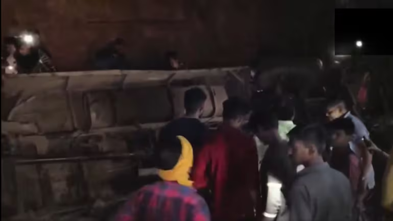 Durg Accident: सड़क किनारे खदान फिर भी रेलिंग नहीं, अब तक 14 की मौत; पढ़ें हादसे की इनसाइड स्टोरी