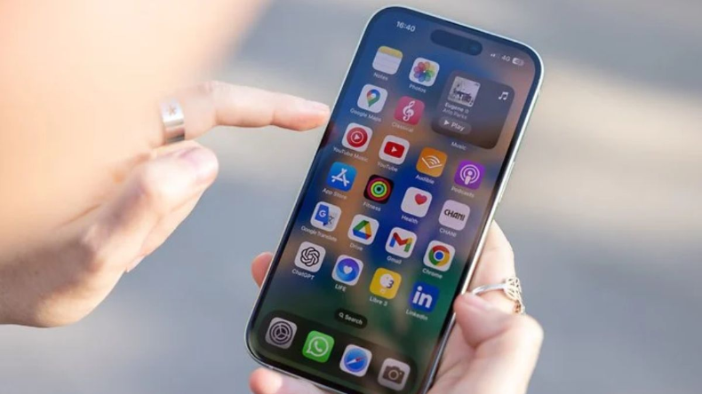 iPhone: iOS 18 में मिलेगा दमदार एआई जेनरेटिव फीचर्स, माइक्रोसॉफ्ट और गूगल के मुकाबले काफी पीछे