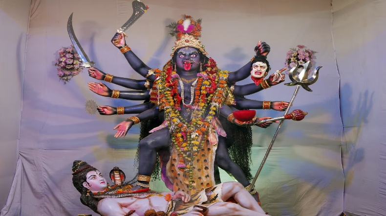 Shri Kali Chalisa: बनाना चाहते हैं सारे बिगड़े काम, तो शुक्रवार को पूजा के समय करें इस चमत्कारी चालीसा का पाठ