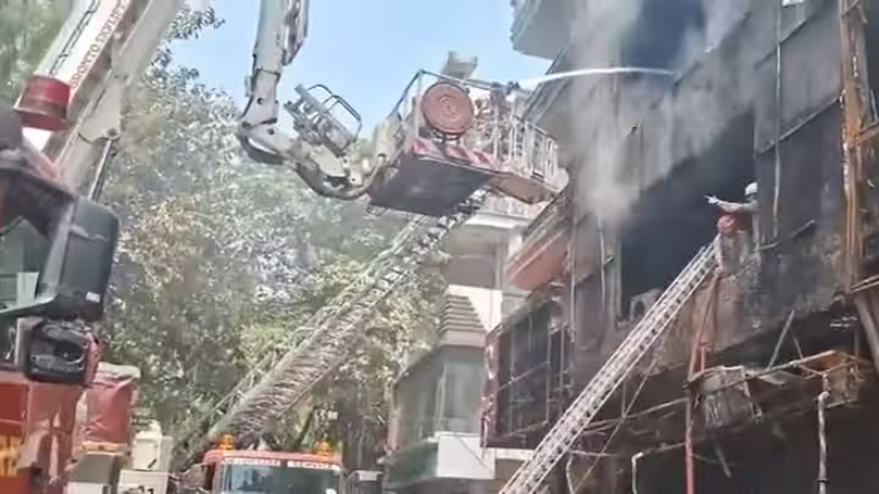 Delhi Fire: दुर्गापुरी के कपड़े शो-रूम में लगी आग, सामने आया वीडियो