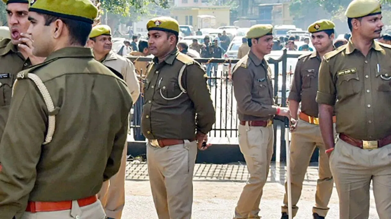 सड़क पर जन्मदिन मनाना पड़ा भारी, पुलिस ने तीन युवकों को किया अरेस्ट