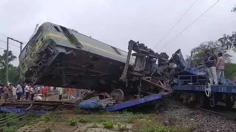 Kanchanjunga Express Accident: पश्चिम बंगाल में बड़ा रेल हादसा, कंचनजंगा एक्सप्रेस ट्रेन मालगाड़ी से टकराई, तीन डिब्बे बुरी तरह क्षतिग्रस्त