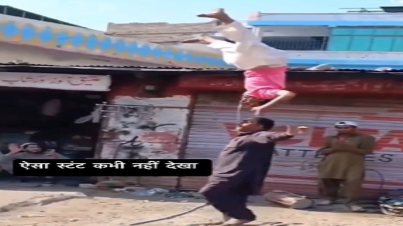 Viral Video: ऐसा अमेजिंग स्टंट आपने पहले नहीं देखा होगा, वीडियो देखने के बाद आपकी आंखें खुली की खुली रह जाएंगी