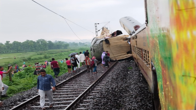 दार्जिलिंग ट्रेन हादसे में अब तक 15 की मौत, लोको पायलट ने कर दी थी ये गलती