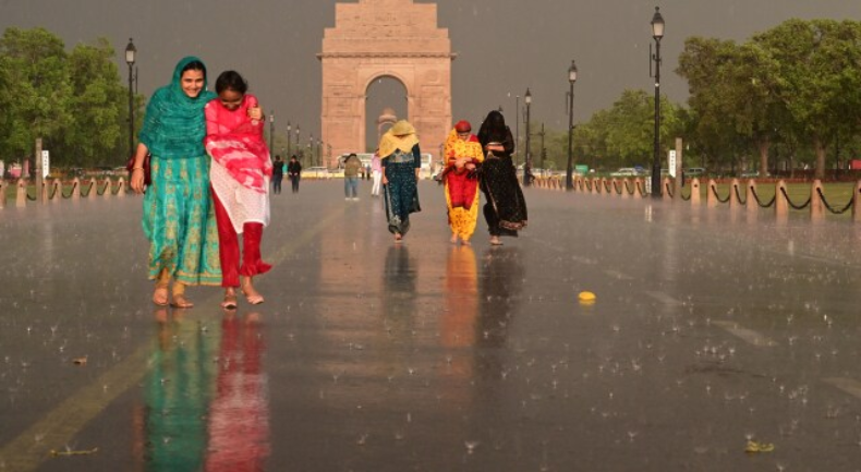 Weather Report: गर्मी की मार से मिलेगी दिल्ली वालों को राहत,  तीन दिन बारिश का येलो अलर्ट  जारी