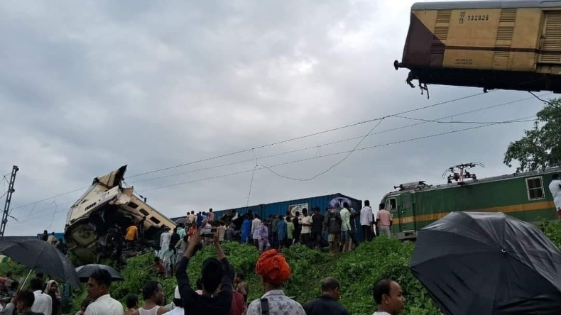 Darjeeling Train Accident:  हादसे वाली जगह ट्रैक बिछाने का काम पूरा, फिर से शुरू हुई ट्रेन सर्विस