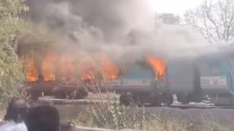 Taj Express Train Fire: दिल्ली में ताज एक्सप्रेस की बोगियों में लगी आग, मौके पर पहुंची दमकल की गाड़ियां