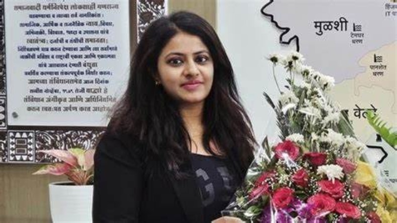 Trainee IAS पूजा खेडकर पर गिरी गाज, UPSC ने दर्ज कराई FIR