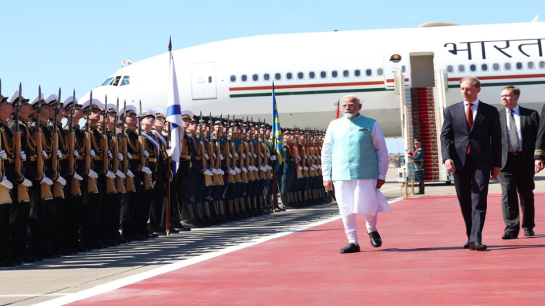 रूस पहुंचे प्रधानमंत्री मोदी, पुतिन की सेना ने राष्ट्रगान की धुन बजाकर किया स्वागत