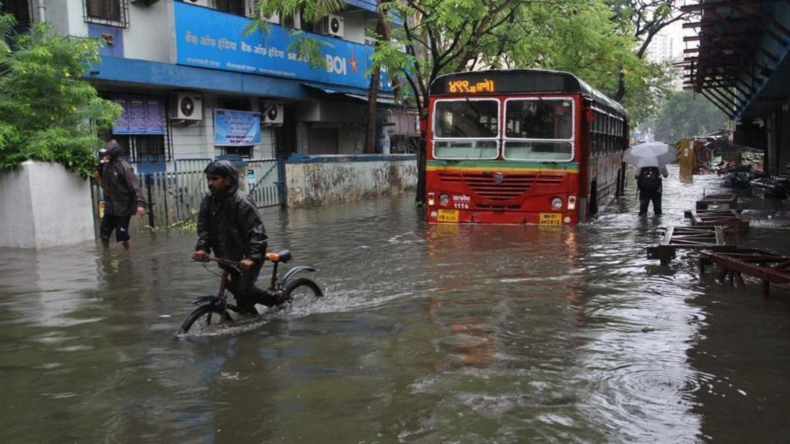 बारिश से मुंबई का बुरा हाल, मायानगरी हुई पानी पानी