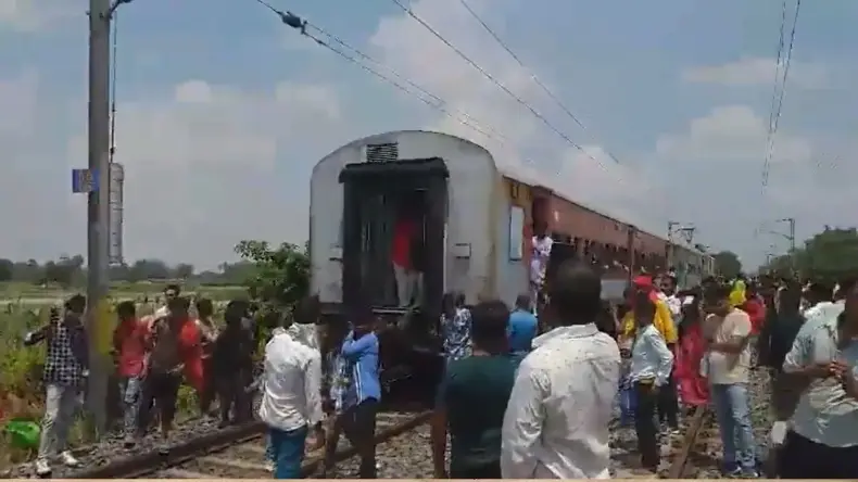 बिहार में टला बड़ा ट्रेन हादसा,  दो हिस्सों में बंट गई बिहार संपर्क क्रांति एक्सप्रेस