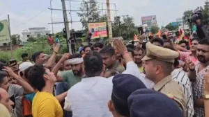 हापुड़ में कांवड़ियों का हंगामा: थूकने का आरोप, पुलिस की सख्ती से थमे हालात