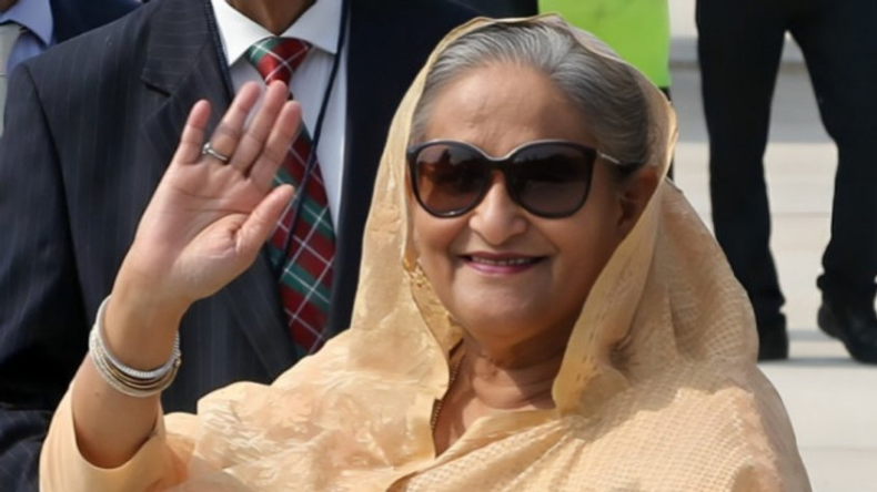 ये क्या! जान बचाकर भारत आईं Sheikh Hasina उड़ाने लगीं नोट, बहन के साथ की जमकर शॉपिंग