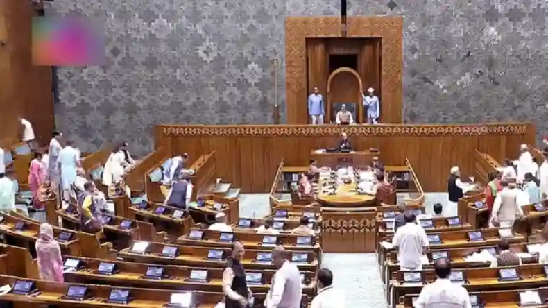 Waqf Amendment Bill 2024 : संसद में वक्फ संशोधन विधेयक पेश, विपक्ष बोला संविधान पर हमला कर रही सरकार