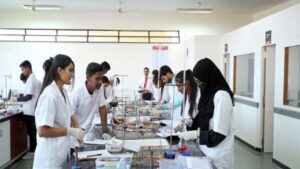 Top Pharmacy College: ये हैं देश के टॉप फार्मेसी कॉलेज, इनमें एडमिशन लेने पर मिलेगा भारी पैकेज, जानें पूरी डिटेल