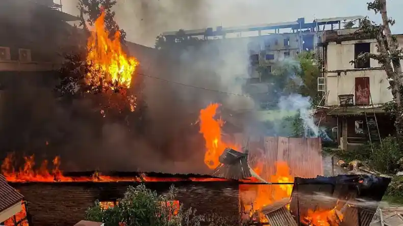 मणिपुर में बिगड़े हालात, 15 सितंबर तक इंटरनेट सेवाएं बंद, इलाके में फोर्स तैनात