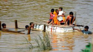 बिहार में बाढ़ का कहर, लोगों का रो-रोकर बुरा हाल, दिल दहला देगा ये वीडियो