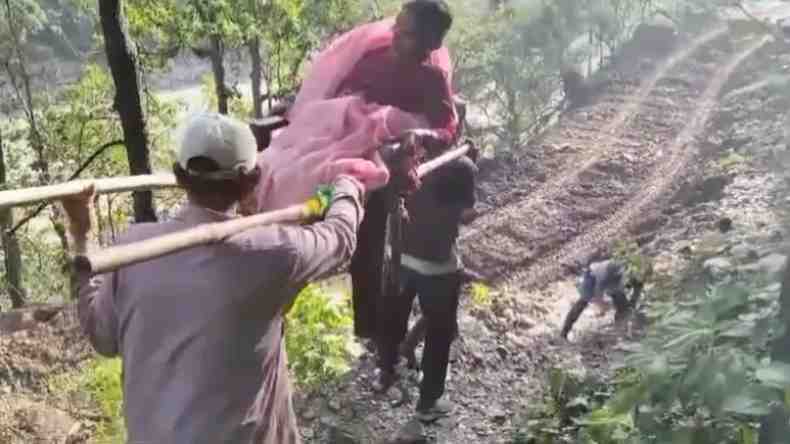 Video: बाढ़ में टूटी सड़क तो एंबुलेंस नहीं, महिला को डोली में लेकर गया अस्पताल