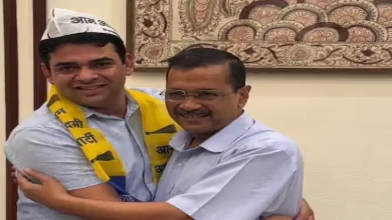 दिल्ली में कांग्रेस को झटका, पांच बार के विधायक रहे मतीन अहमद के बेटे AAP में शामिल