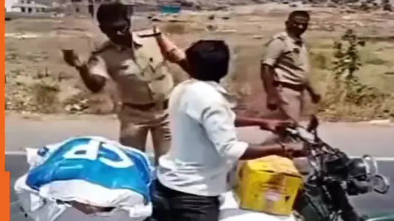 Video: पुलिसवाले ने शख्स को मारा डंडा, फिर बाइक सवार ने दिया ऐसा जवाब, देखकर आ जाएगी हंसी