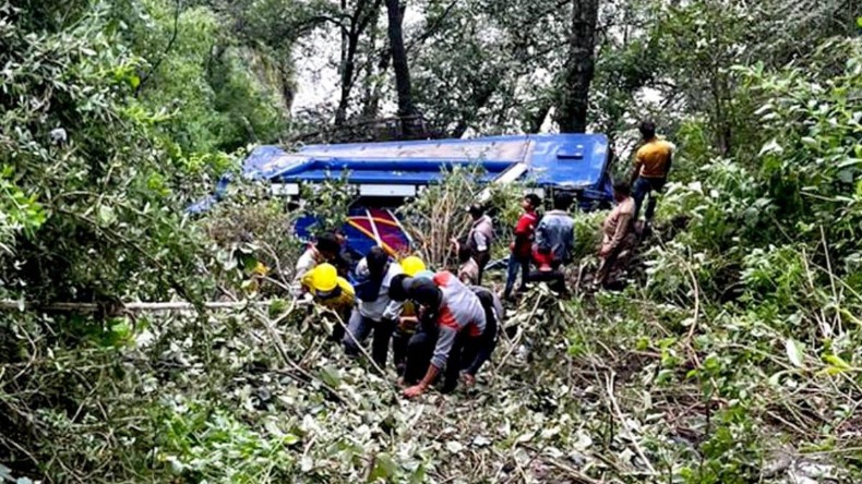 उत्तराखंड में बड़ा हादसा, 200 फीट गहरी खाई में गिरी बस, 25 से 30 लोगों की मौत की आशंका