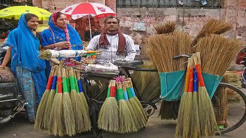 कल है धनतेरस, झाड़ू खरीदने से पहले रखें कुछ जरूरी बातों का ध्यान