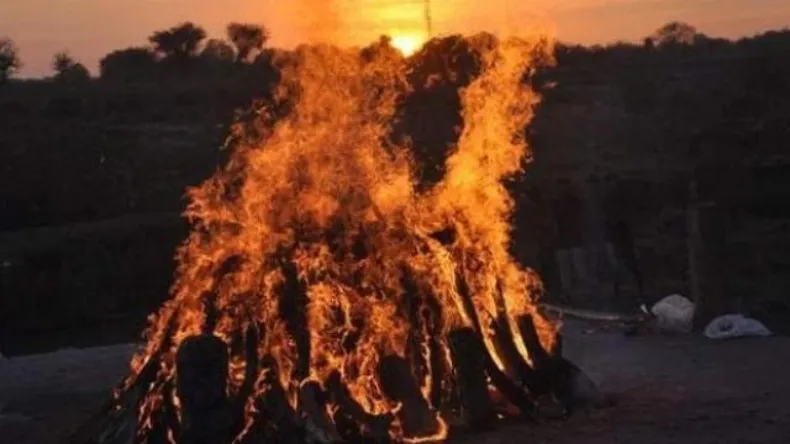 पति की चिता से हटाई लकड़ी, फिर ली सेल्फी और बनाई वीडियो, श्मशान घाट पर पत्नी ने किया गजब का कारनामा